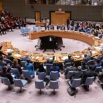 Miembros del Consejo de Seguridad de la ONU levantan la mano durante una votación en Nueva York