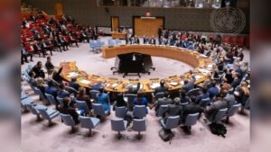 Miembros del Consejo de Seguridad de la ONU levantan la mano durante una votación en Nueva York