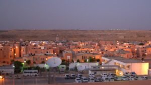 Bâtiment du siège de la MINURSO avec drapeaux marocains à Laâyoune