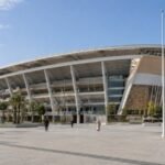 Façade d'un stade de football marocain moderne en plein jour