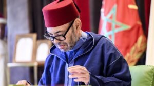 Official in traditional Moroccan attire at a formal working session