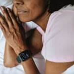 Mujer durmiendo con reloj inteligente en la muñeca para rastrear el sueño