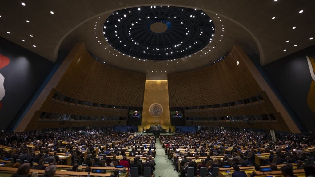 Vista general de la sala de la Asamblea General de la ONU con delegados y emblema de la organización
