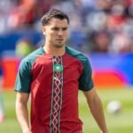 اللاعب إبراهيم دياز بقميص المنتخب الوطني المغربي الأحمر داخل ملعب خلال كأس العالم