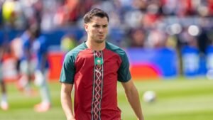 اللاعب إبراهيم دياز بقميص المنتخب الوطني المغربي الأحمر داخل ملعب خلال كأس العالم