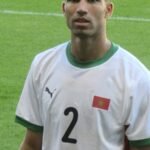 لاعب كرة القدم أشرف حكيمي يرتدي زي المنتخب المغربي أثناء مباراة