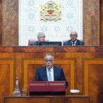 وزير المالية يتحدث في جلسة برلمانية من منصة الحكومة، مع أعضاء البرلمان في القاعة