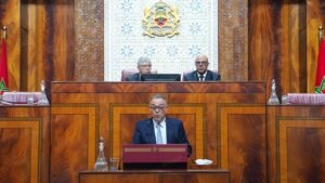 وزير المالية يتحدث في جلسة برلمانية من منصة الحكومة، مع أعضاء البرلمان في القاعة
