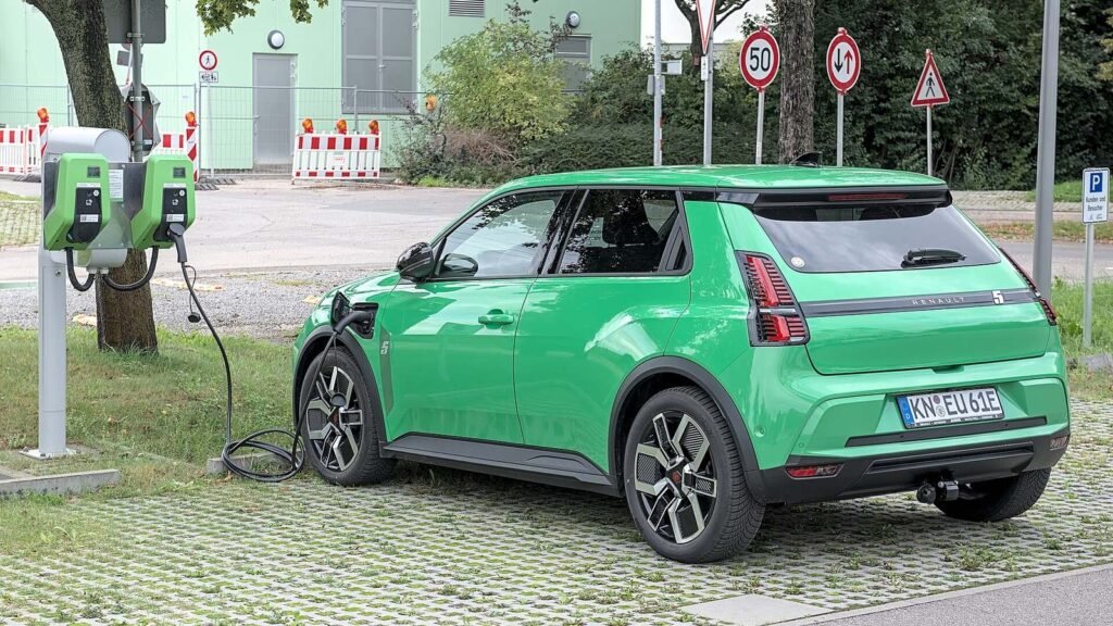 Voiture électrique Renault blanche exposée dans un salon