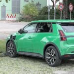Voiture électrique Renault blanche exposée dans un salon