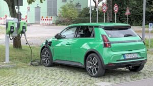 Voiture électrique Renault blanche exposée dans un salon