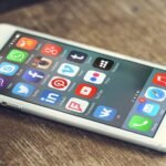 أيقونات تطبيقات التواصل الاجتماعي فيسبوك وإنستغرام وتويتر على شاشة هاتف ذكي