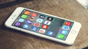 أيقونات تطبيقات التواصل الاجتماعي فيسبوك وإنستغرام وتويتر على شاشة هاتف ذكي