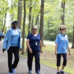 Femmes participant à une activité de marche de groupe en plein air