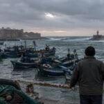Puerto de Safi con mal tiempo y barcos de pesca tradicionales amarrados