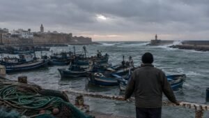 Port de Safi par temps agité avec bateaux de pêche traditionnels amarrés