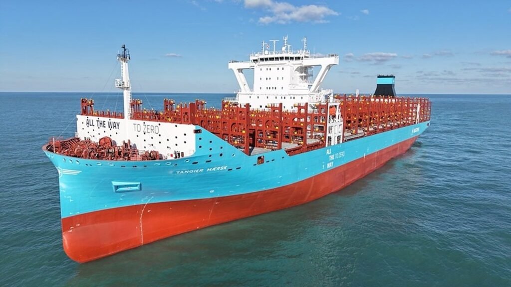 Porte-conteneurs bleu et rouge chargé de conteneurs en mer