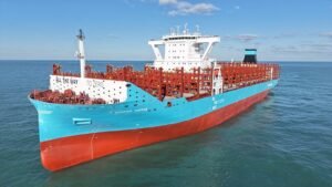 Porte-conteneurs bleu et rouge chargé de conteneurs en mer