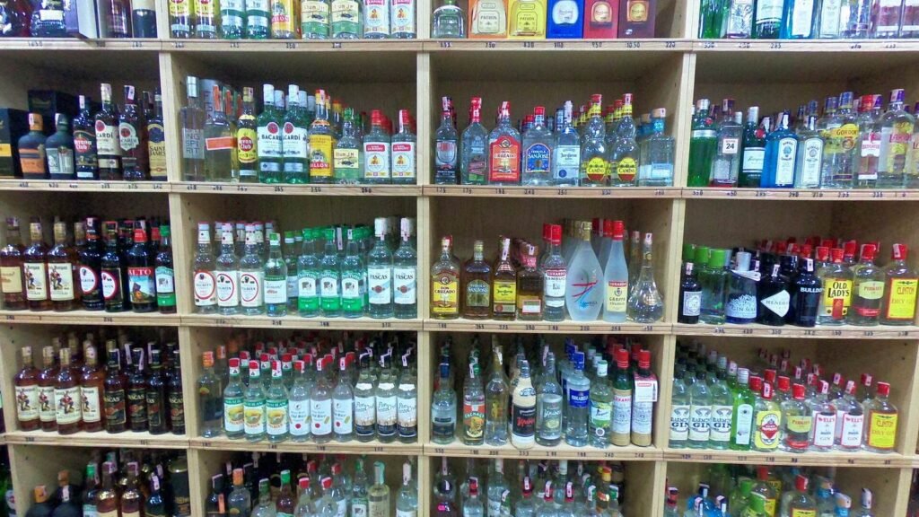 Étagère de bouteilles d'alcool dans un supermarché marocain