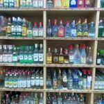 Étagère de bouteilles d'alcool dans un supermarché marocain