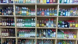 Étagère de bouteilles d'alcool dans un supermarché marocain