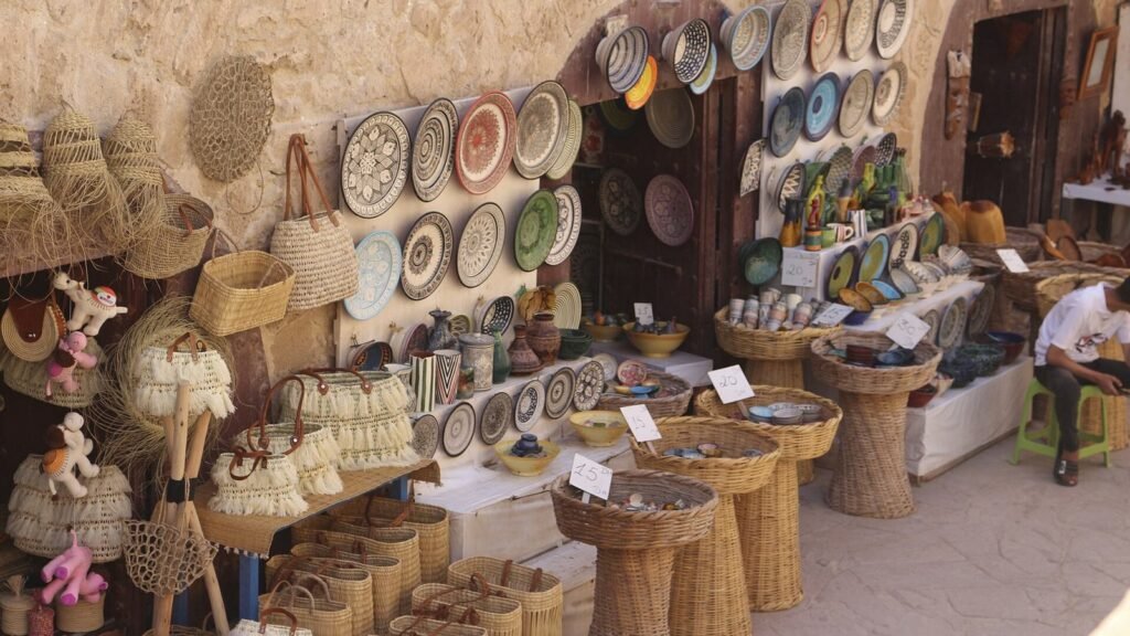 Produits artisanaux marocains traditionnels exposés à Essaouira, dont du cuivre