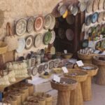 Produits artisanaux marocains traditionnels exposés à Essaouira, dont du cuivre