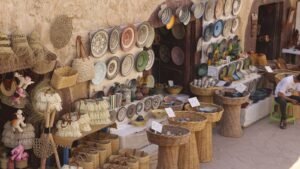 Produits artisanaux marocains traditionnels exposés à Essaouira, dont du cuivre