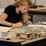 طلاب هندسة معمارية يعملون على رسومات ومشاريع دراسية