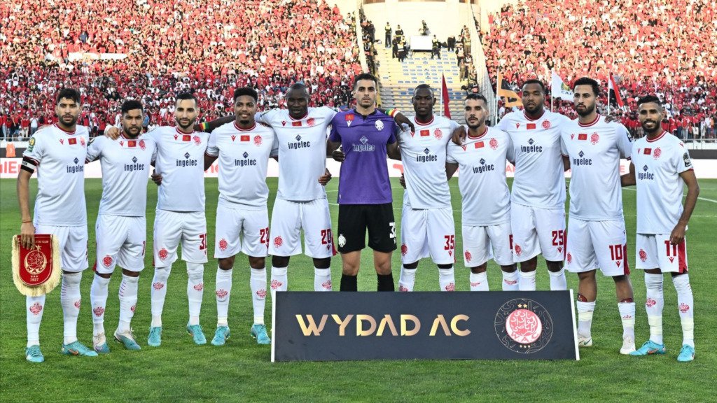 Jugadores del Wydad en uniforme blanco antes del partido