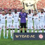Jugadores del Wydad en uniforme blanco antes del partido